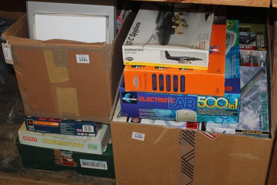 Maxitronix Electronic Lab 500in1 & 300in1, Guitar Hero II, Merit Chemistry set,Young Scientist & various 1960s games(-)